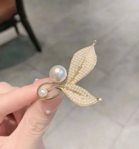 Pearl & leaf detail broach