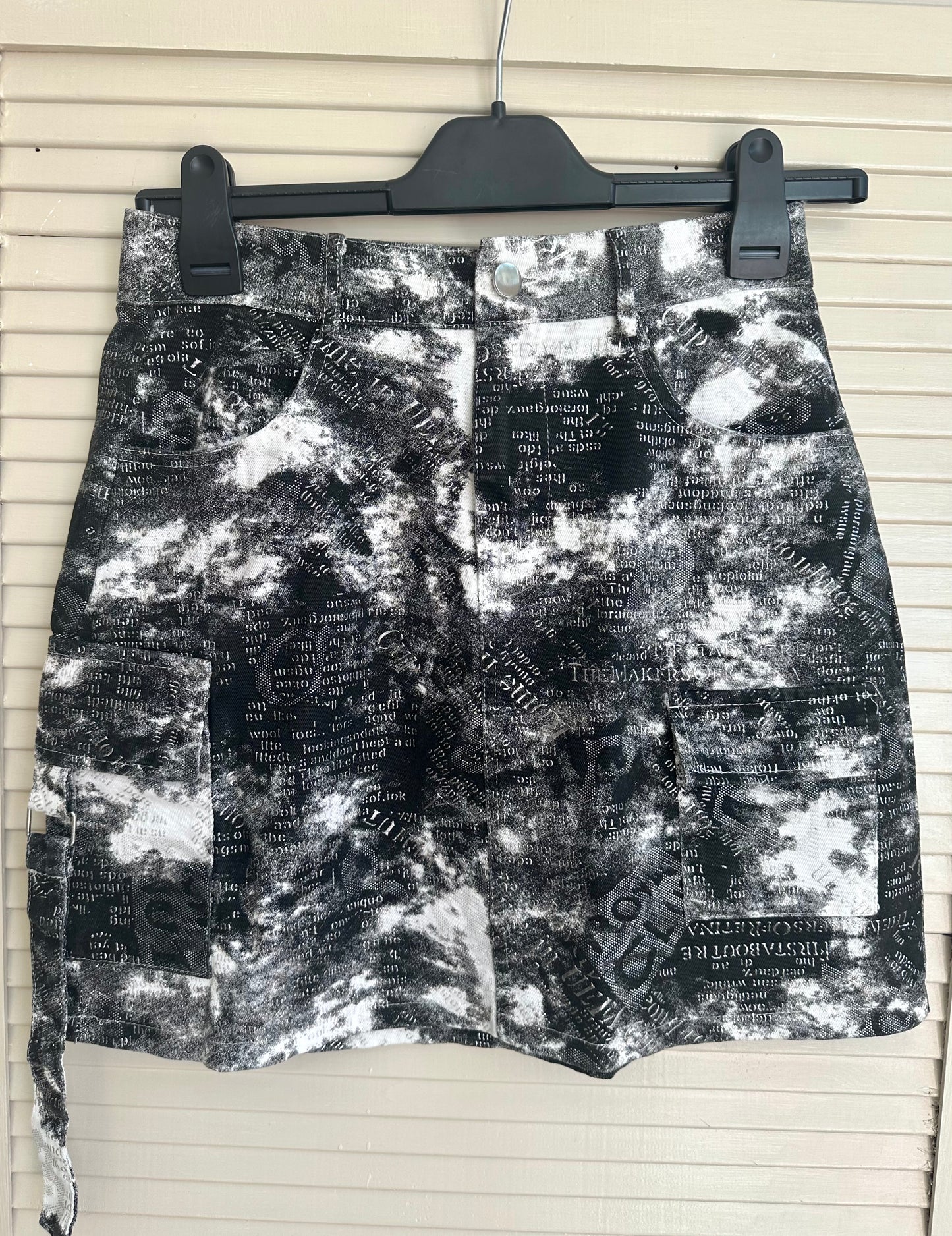 Black abstract cargo mini skirt