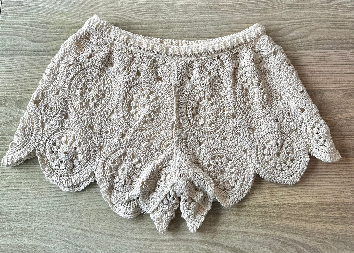 Beige crochet scalloped hem shorts