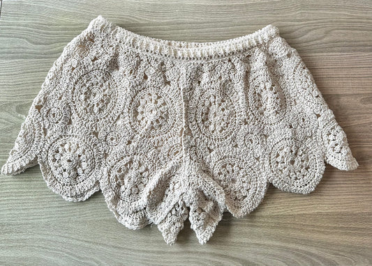 Beige crochet scalloped hem shorts