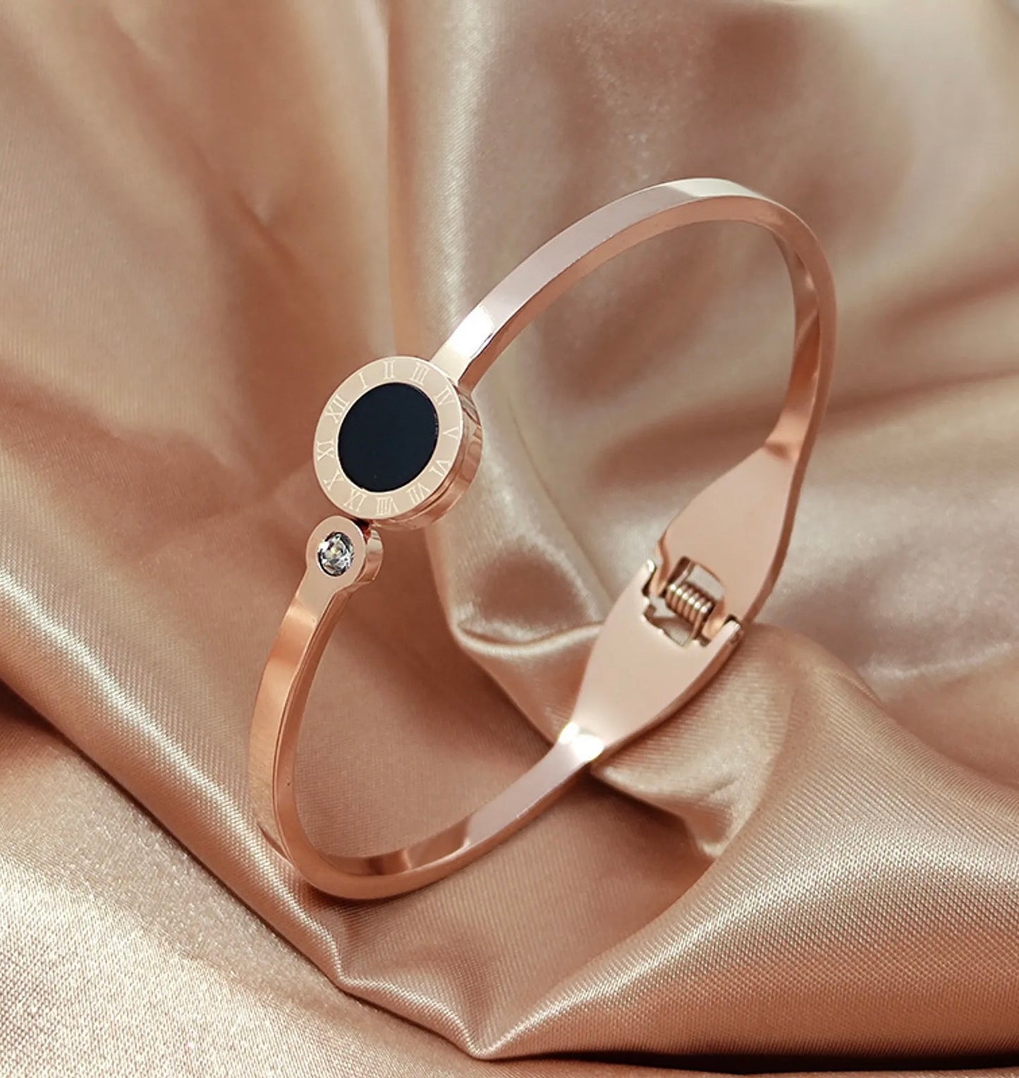 Roman numeral engrave detail bangle - in rose gold