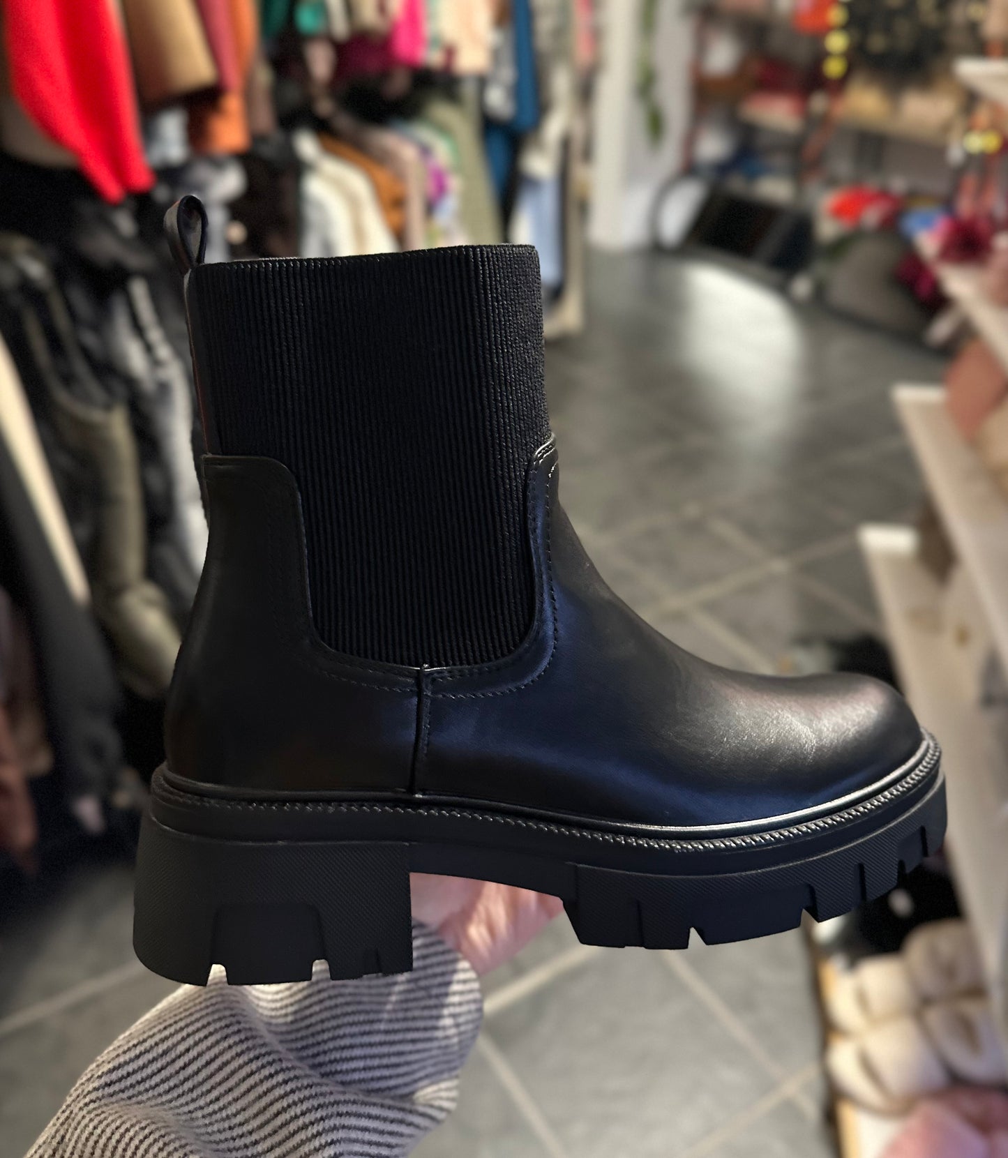 Black ribbed detail boots