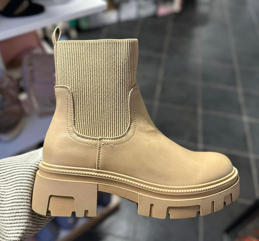 Beige ribbed detail boots