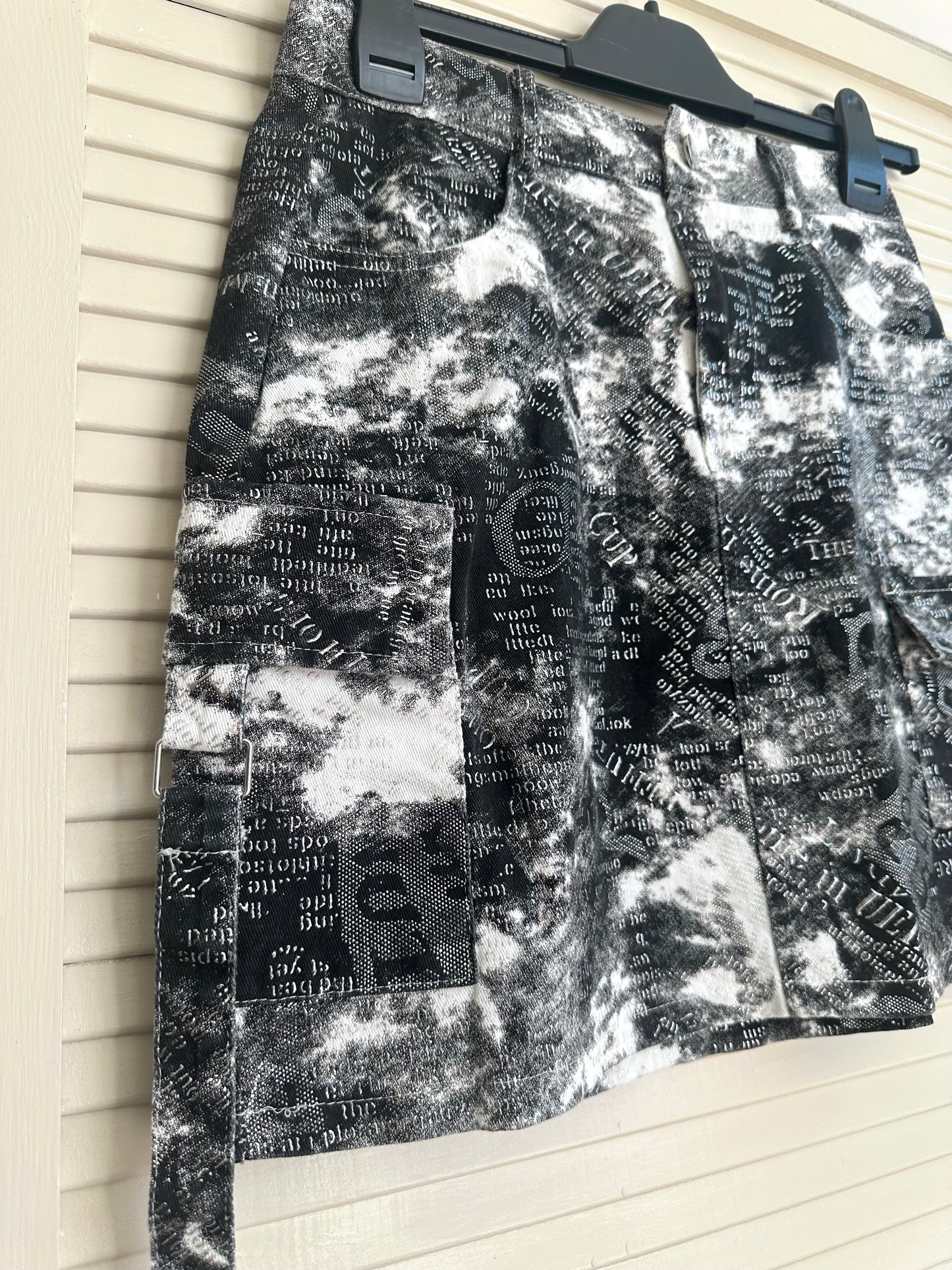 Black abstract cargo mini skirt