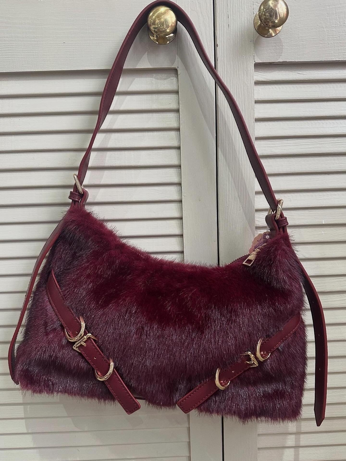 Faux fur shoulder bag - Cherry red