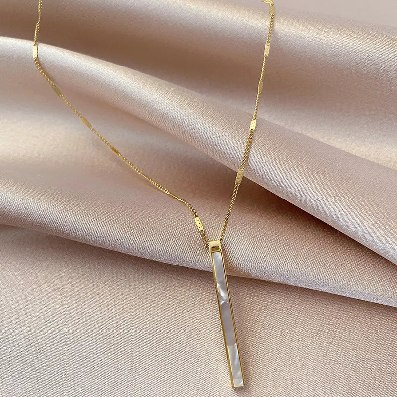 Gold simple pendant necklace